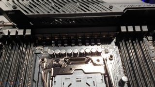 ASUS ROG RAMPAGE VI Extreme Encore Spannungsversorgung 2.jpg