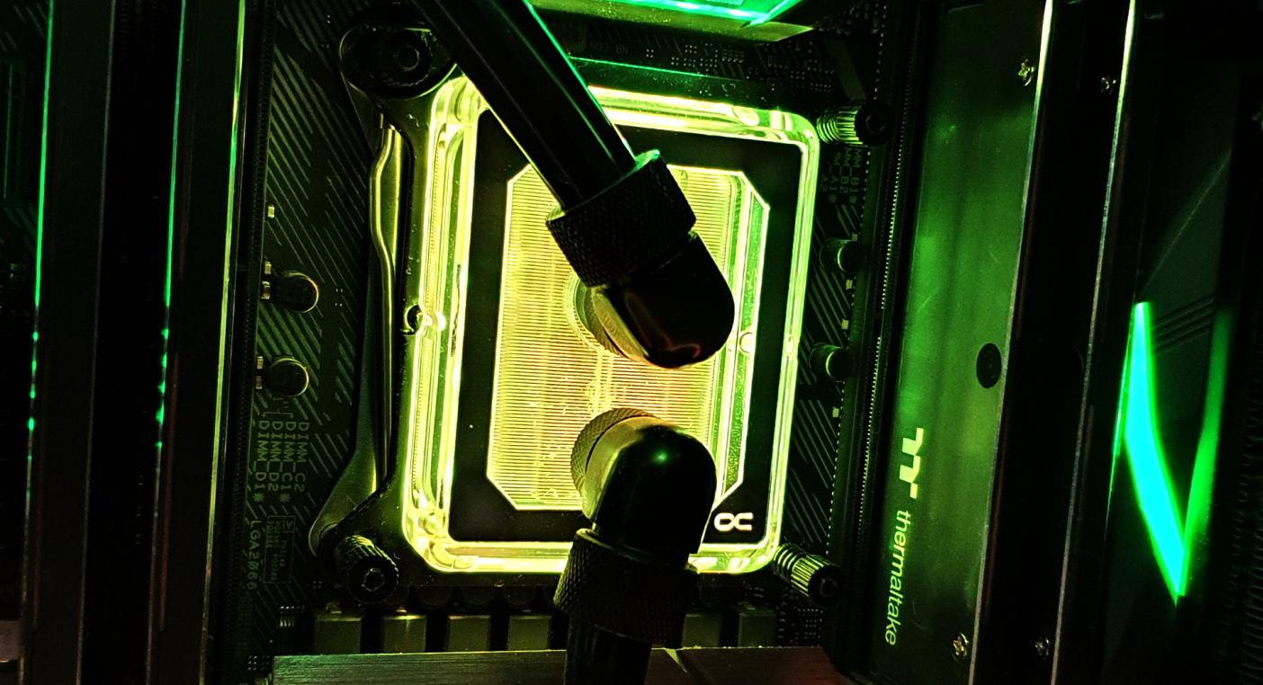 Alphacool_Eisblock_XPX_Pro_Aurora_Light_-_Plexi_Einleitung.jpg