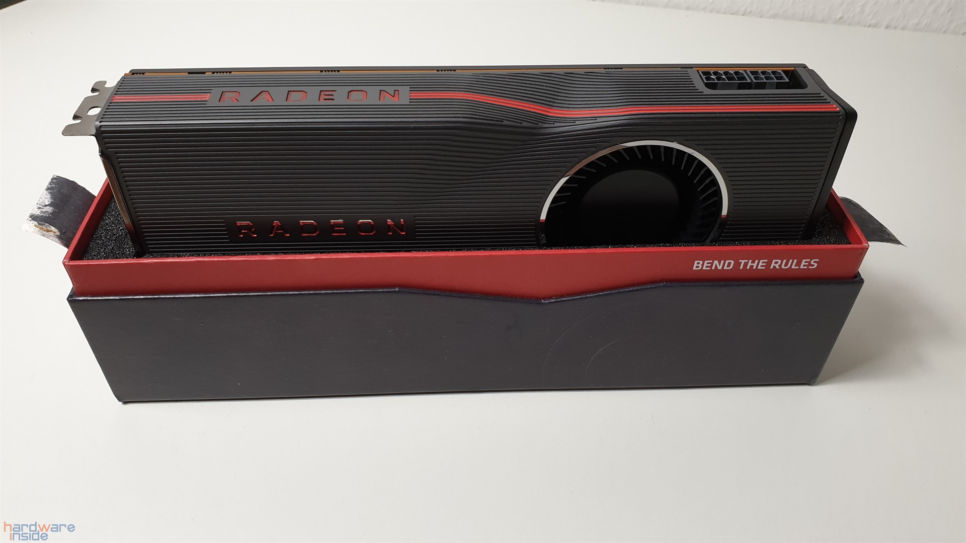 AMD RADEON 5700XT OVP offen.jpg
