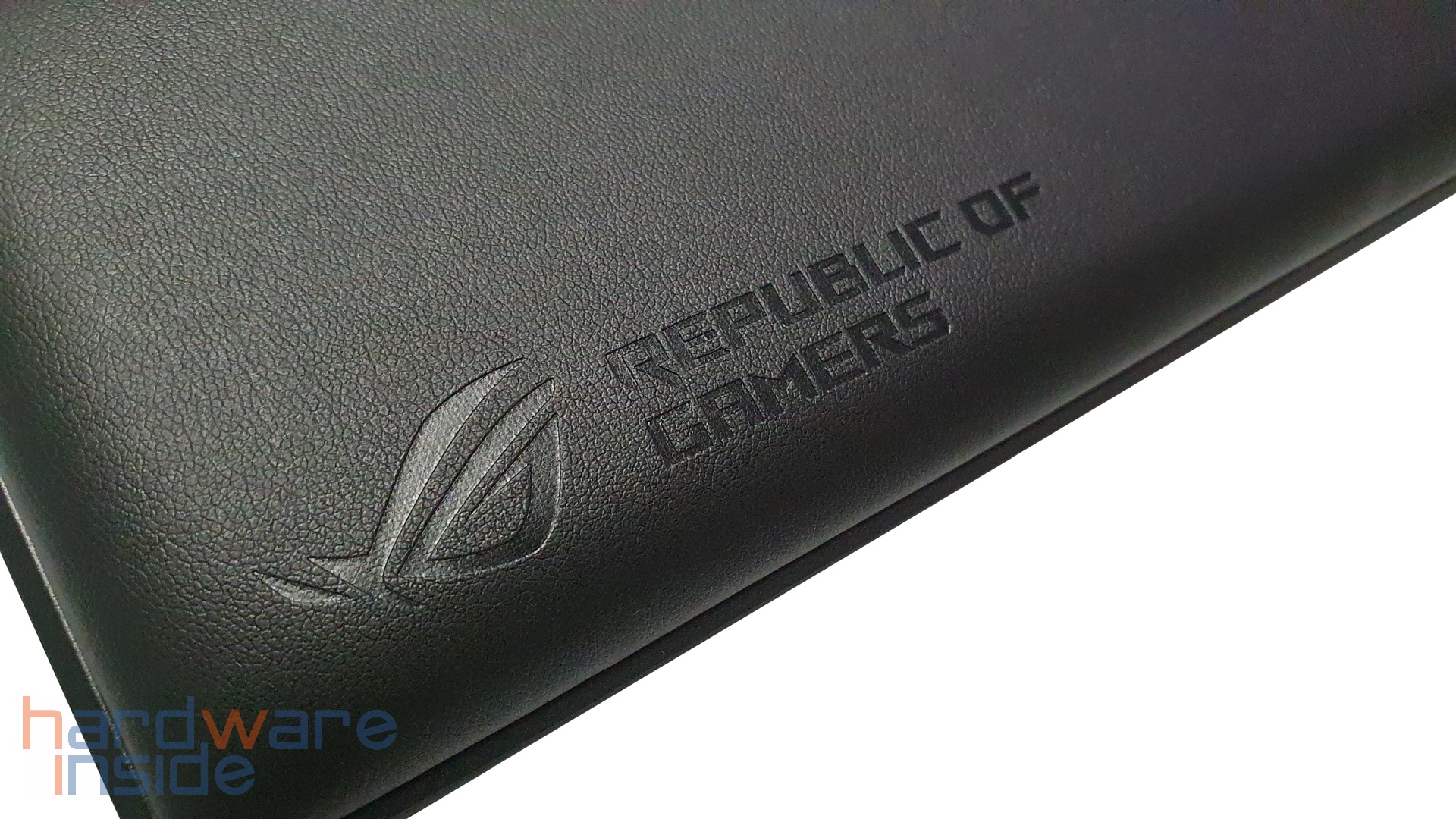 asus-rog-strix-flare-ii-animate-handballenauflage-nah.jpg