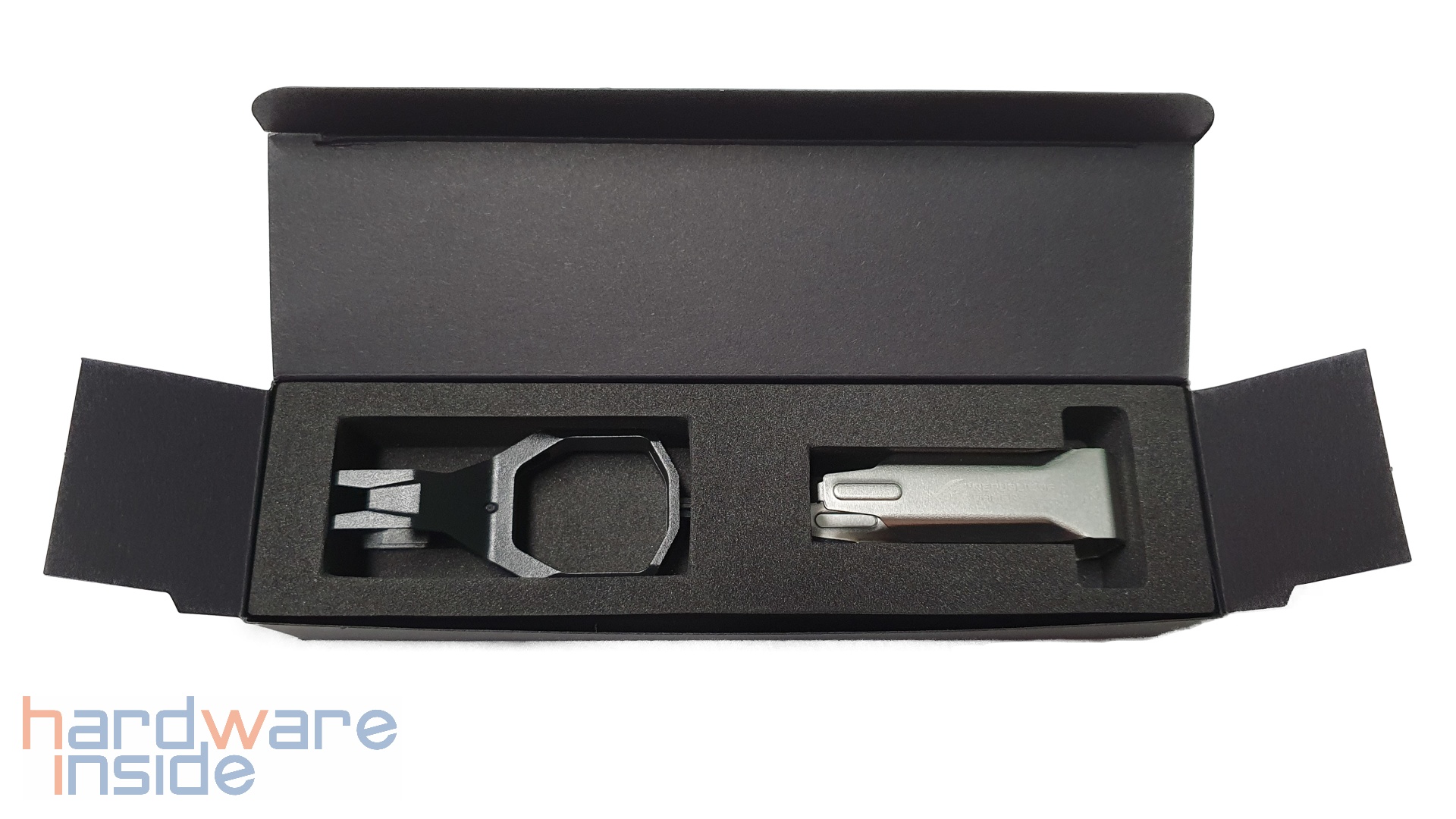 asus-rog-strix-flare-ii-animate-switch-puller.jpg