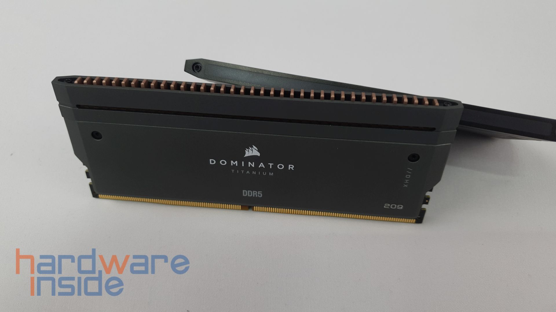 corsair-dominator-titanium-first-edition-ram-kit-2.jpg