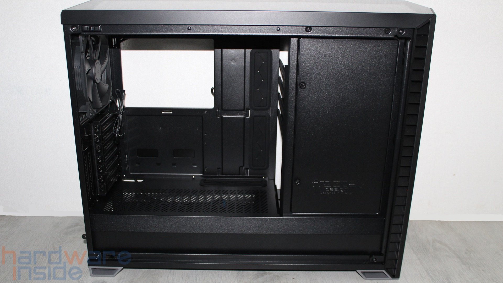 Fractal Design_VektorRS_Tray_22.jpg