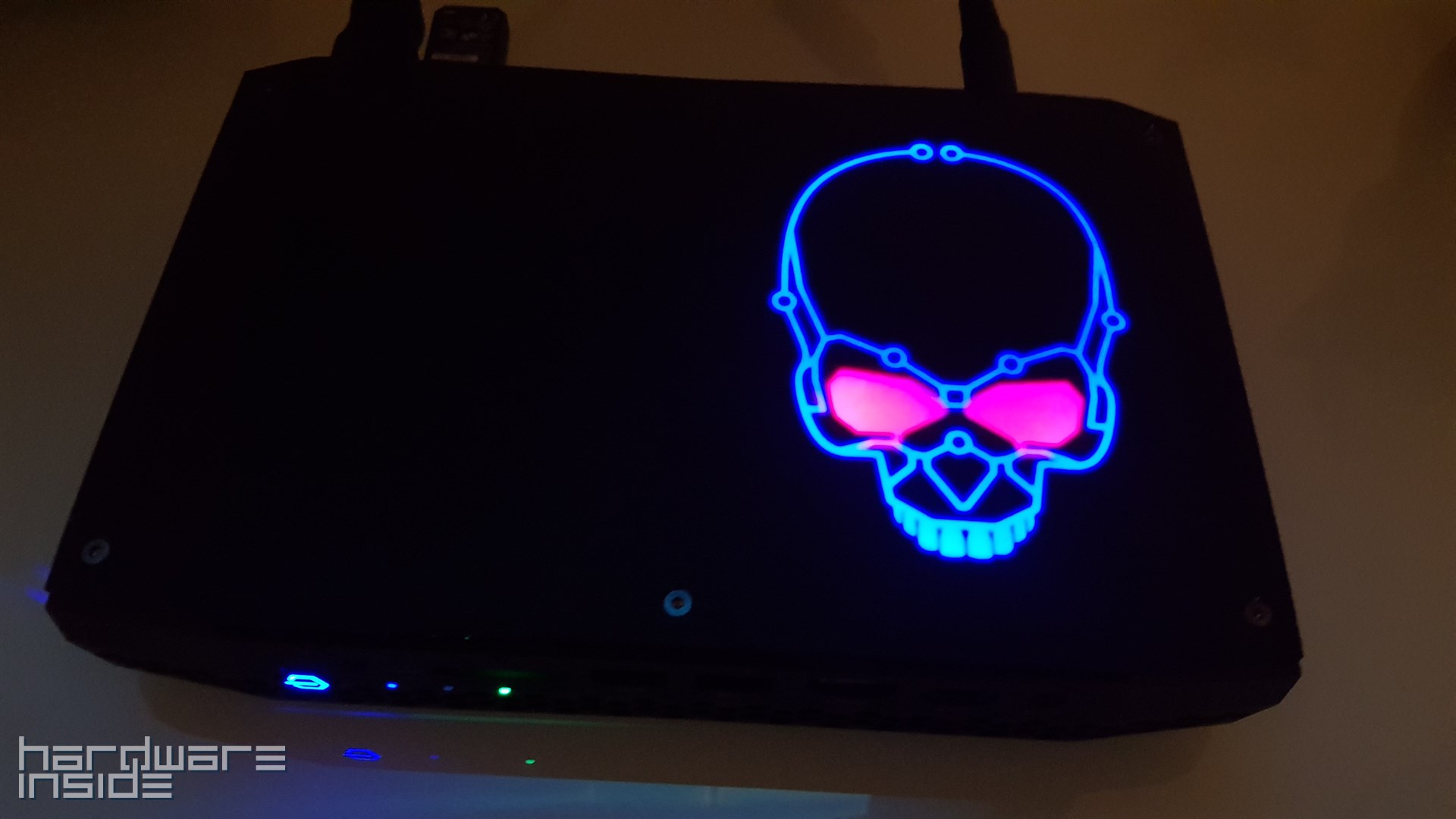 Intel NUC Kit NUC8i7HVK - Oben eingeschaltet