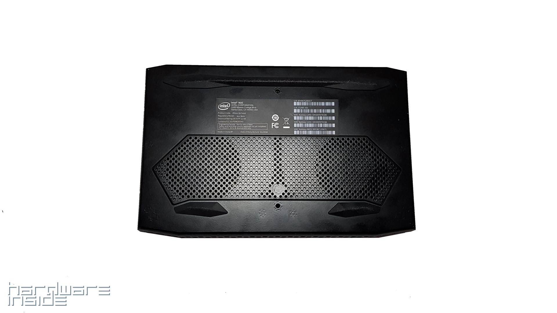 Intel NUC Kit NUC8i7HVK - Unten