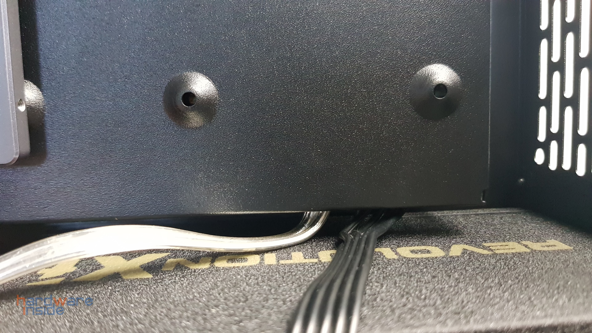 Inter-Tech C-701_Abstand Anschlüsse HDD_1.jpg