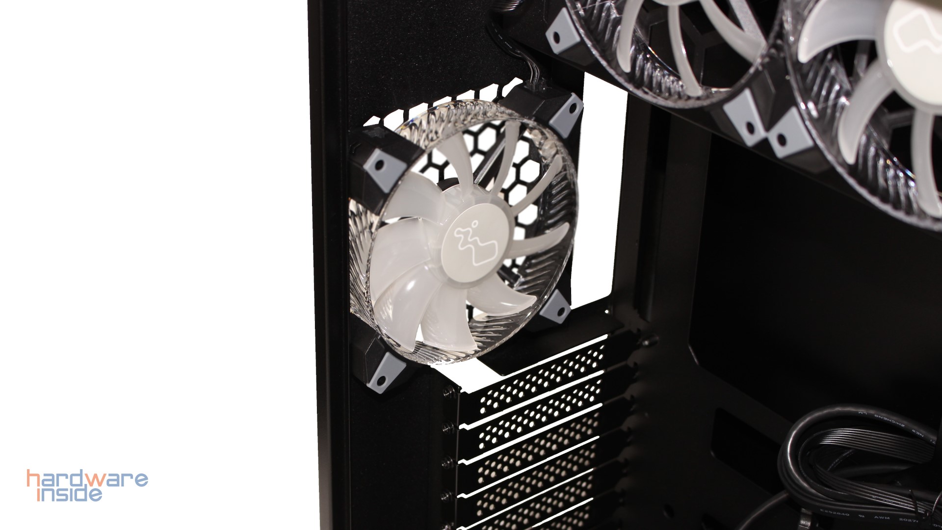 inwin-309-gaming-edition-14.jpg