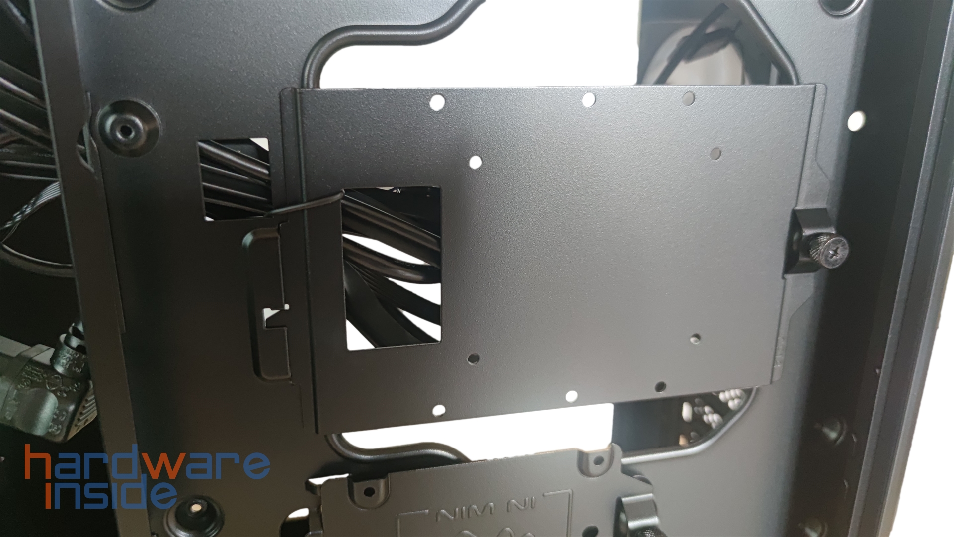 inwin-a5-hdd-mount.jpg