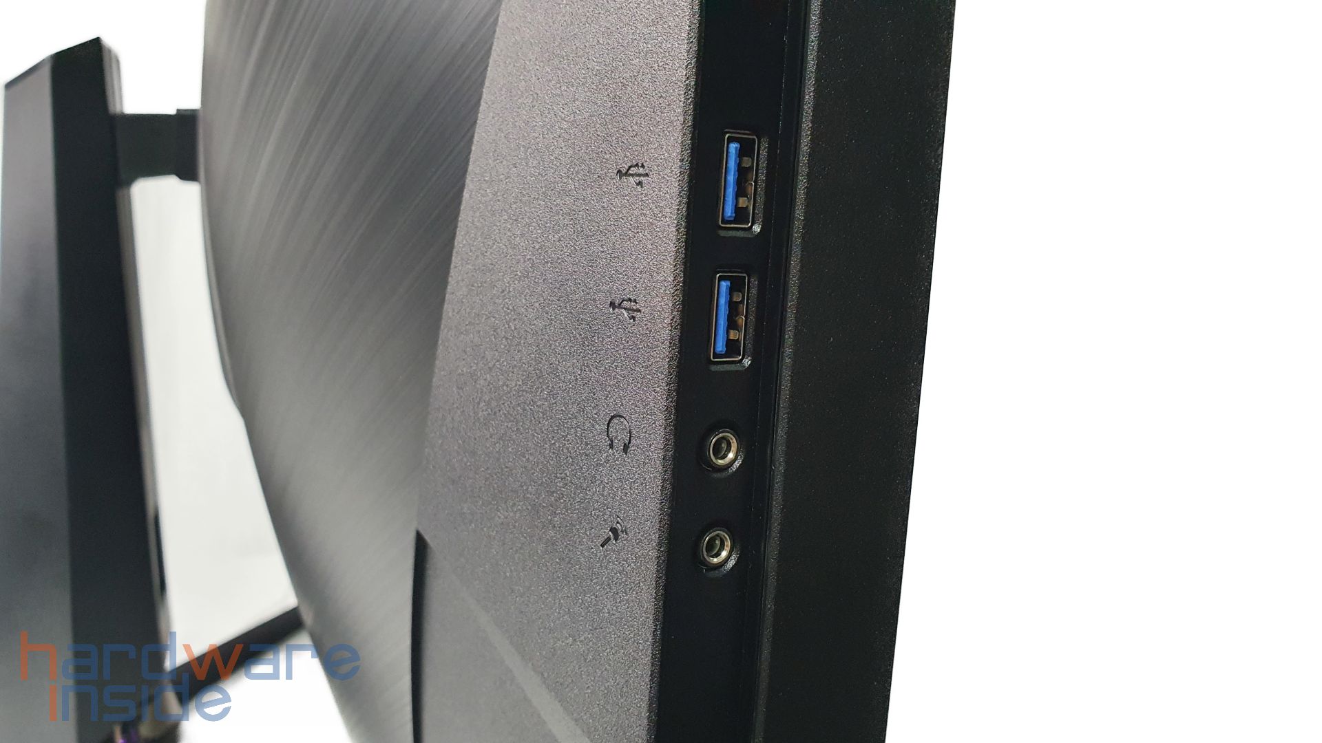 msi-meg381cqrde-plus-links-anschlüsse.jpg