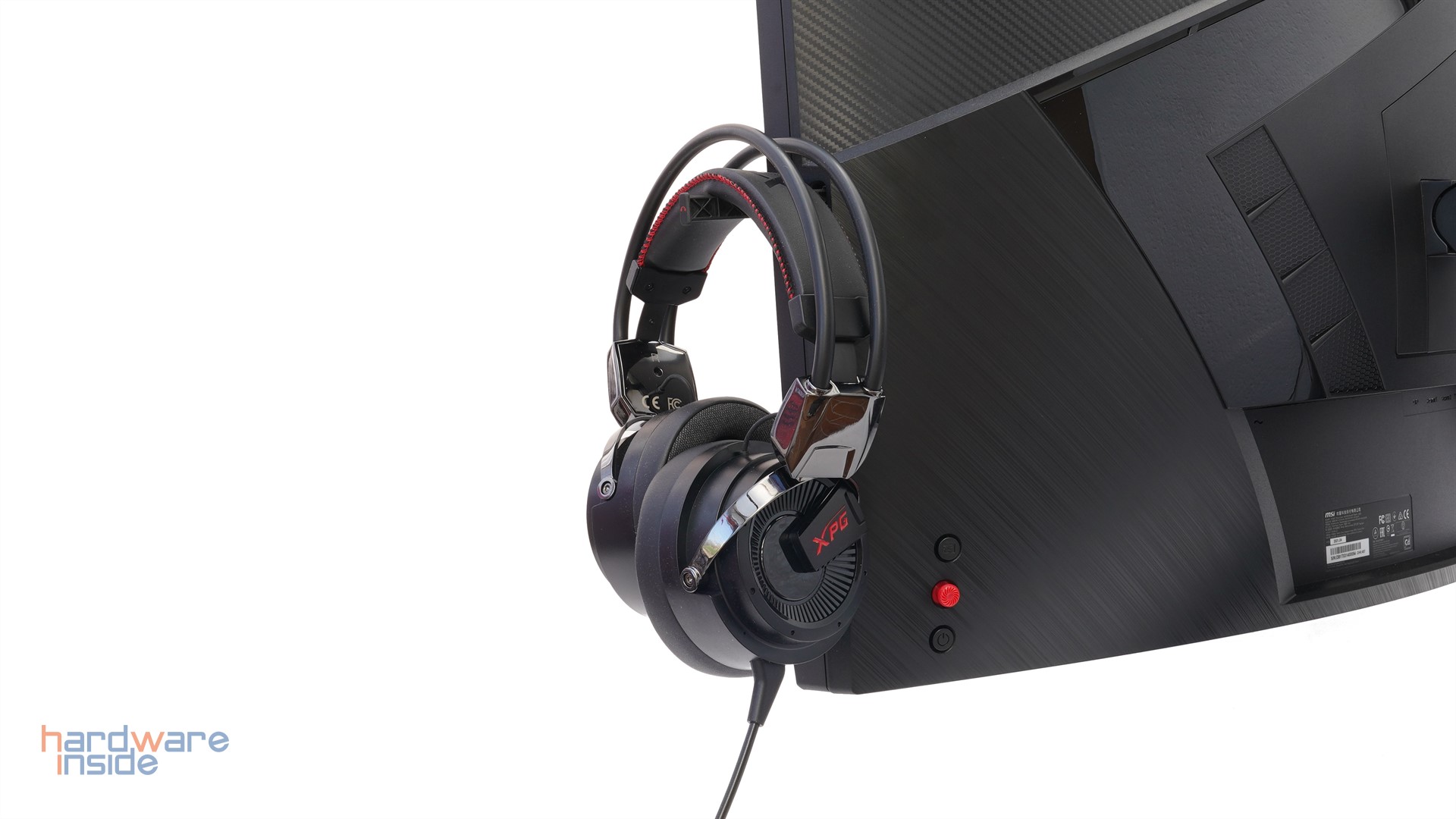 msi-mpg-artymis-323cqr-headsethalter.JPG