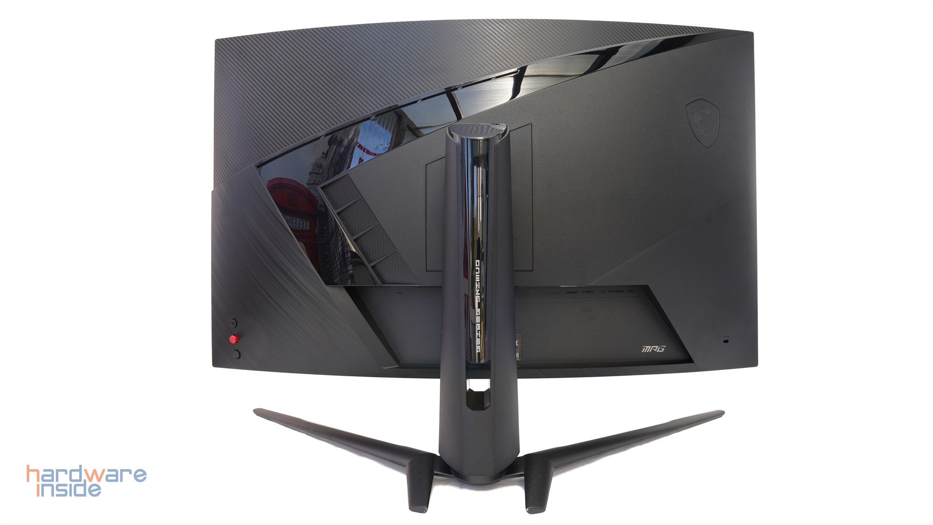 msi-mpg-artymis-323cqr-hinten.JPG