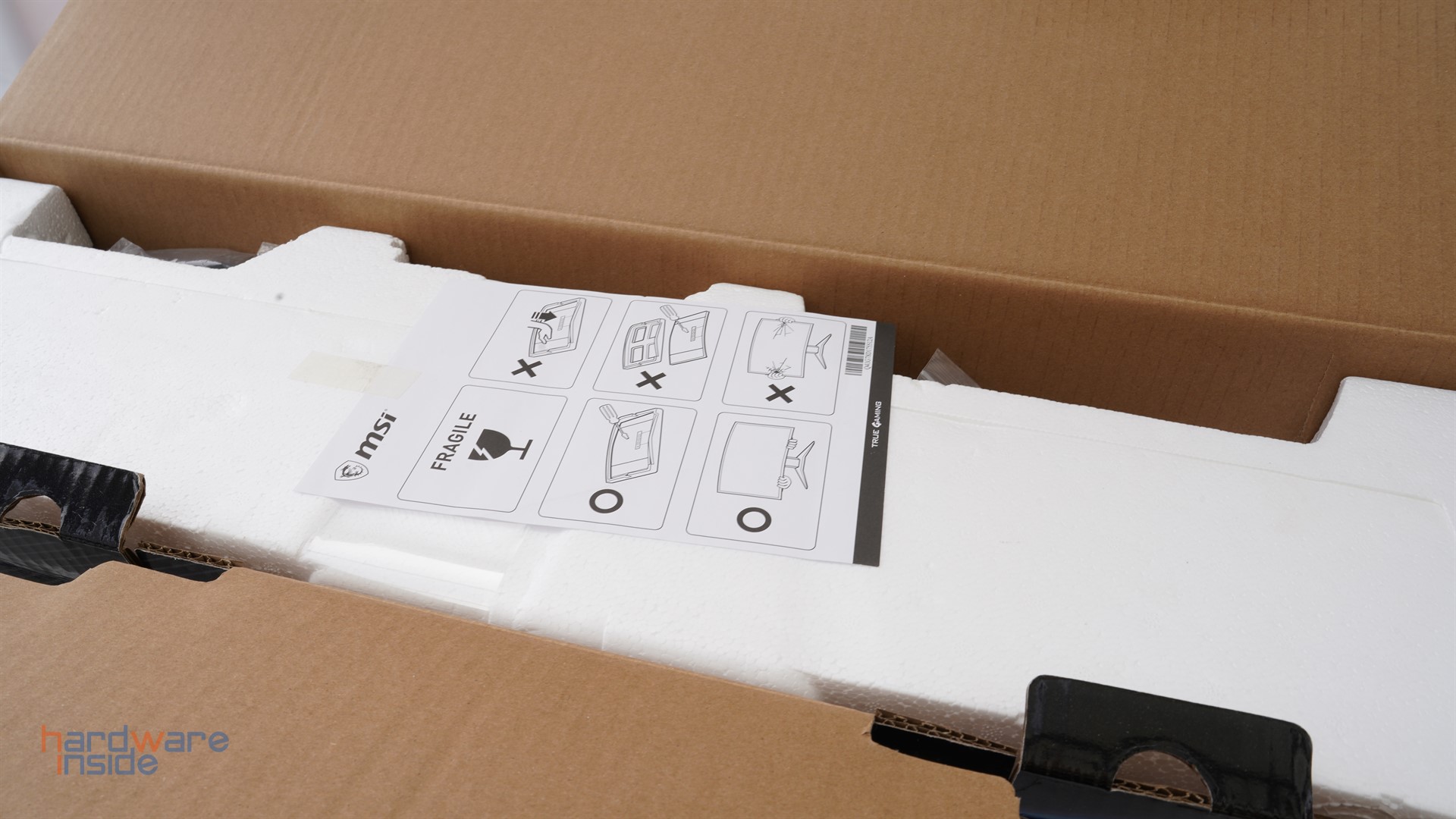 msi-mpg-artymis-323cqr-verpackung-innen-1.JPG