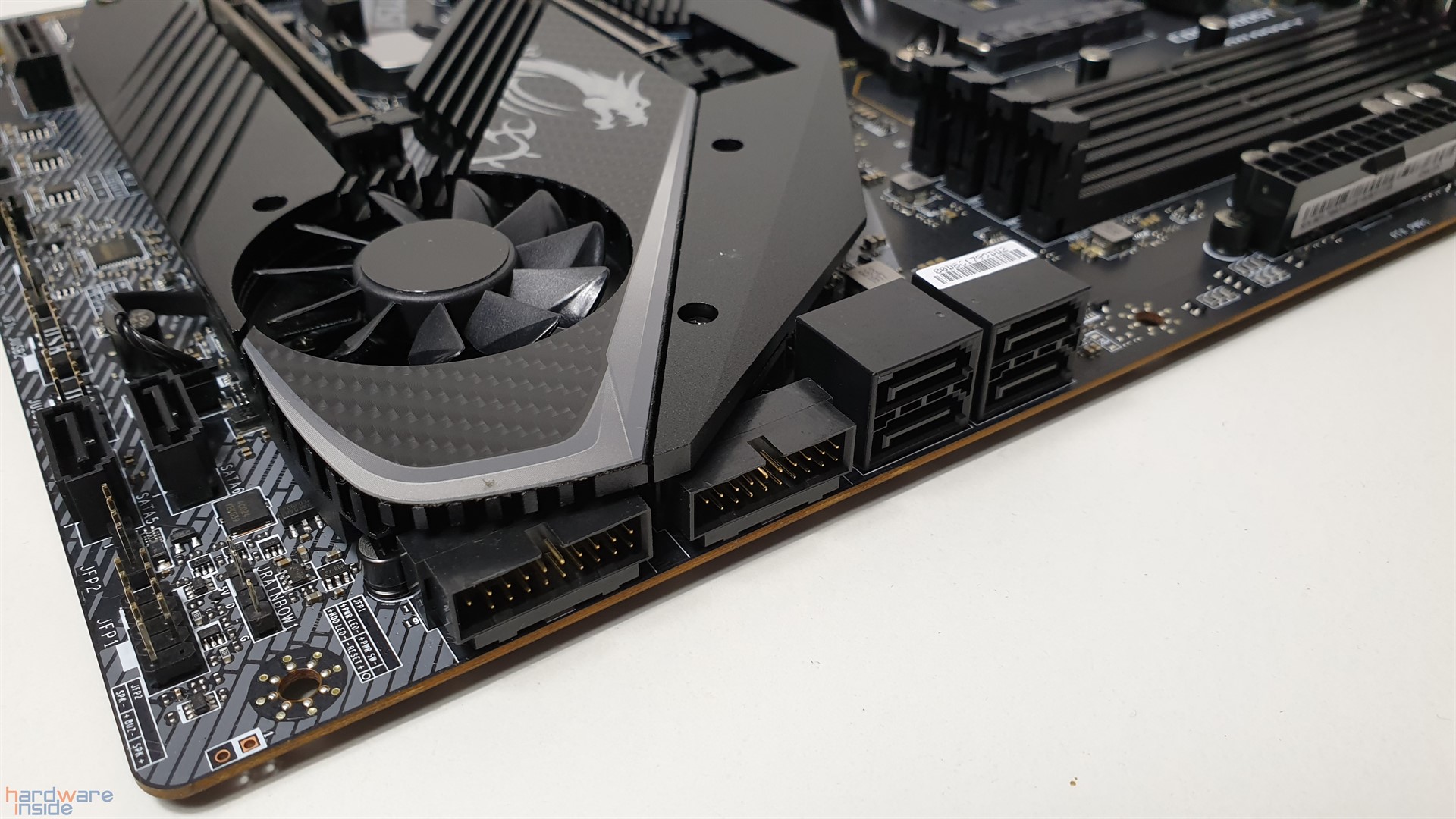 MSI MPG X570 GAMING PRO CARBON WIFI 3.jpg