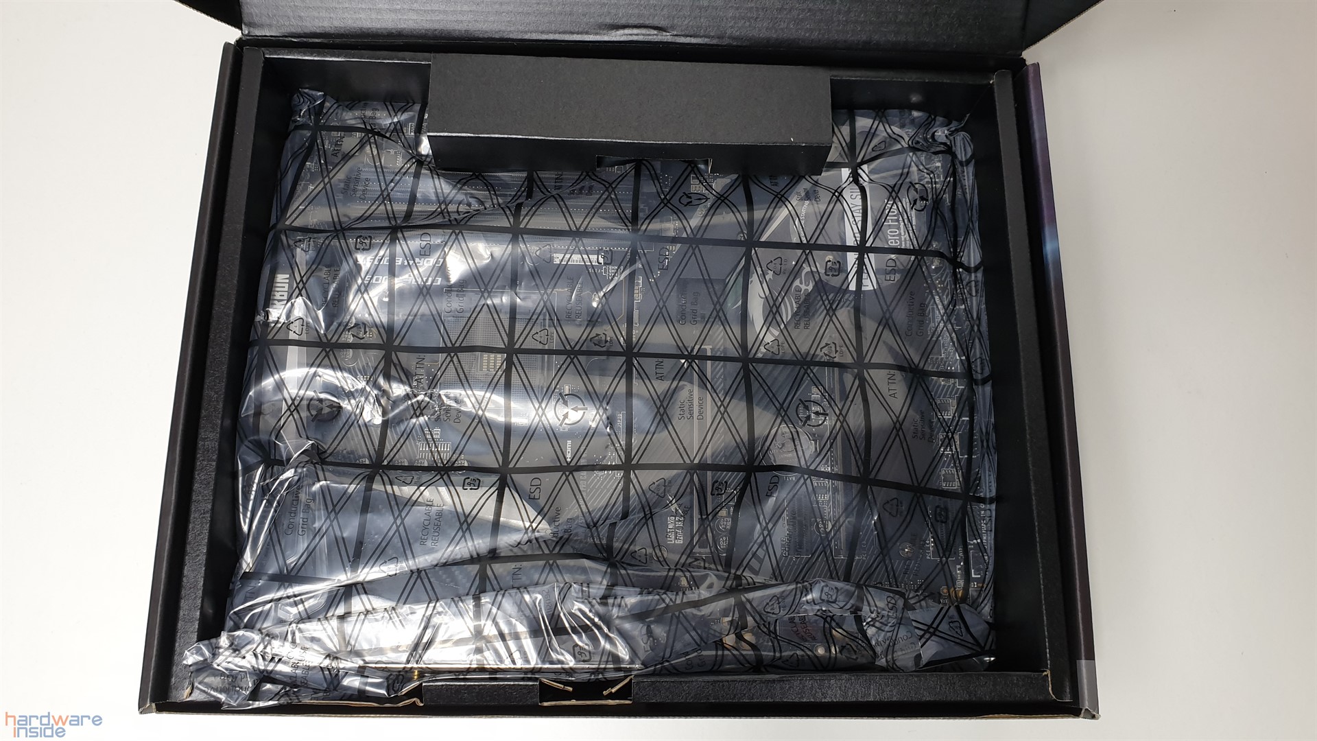 MSI MPG X570 GAMING PRO CARBON WIFI OVP 3.jpg