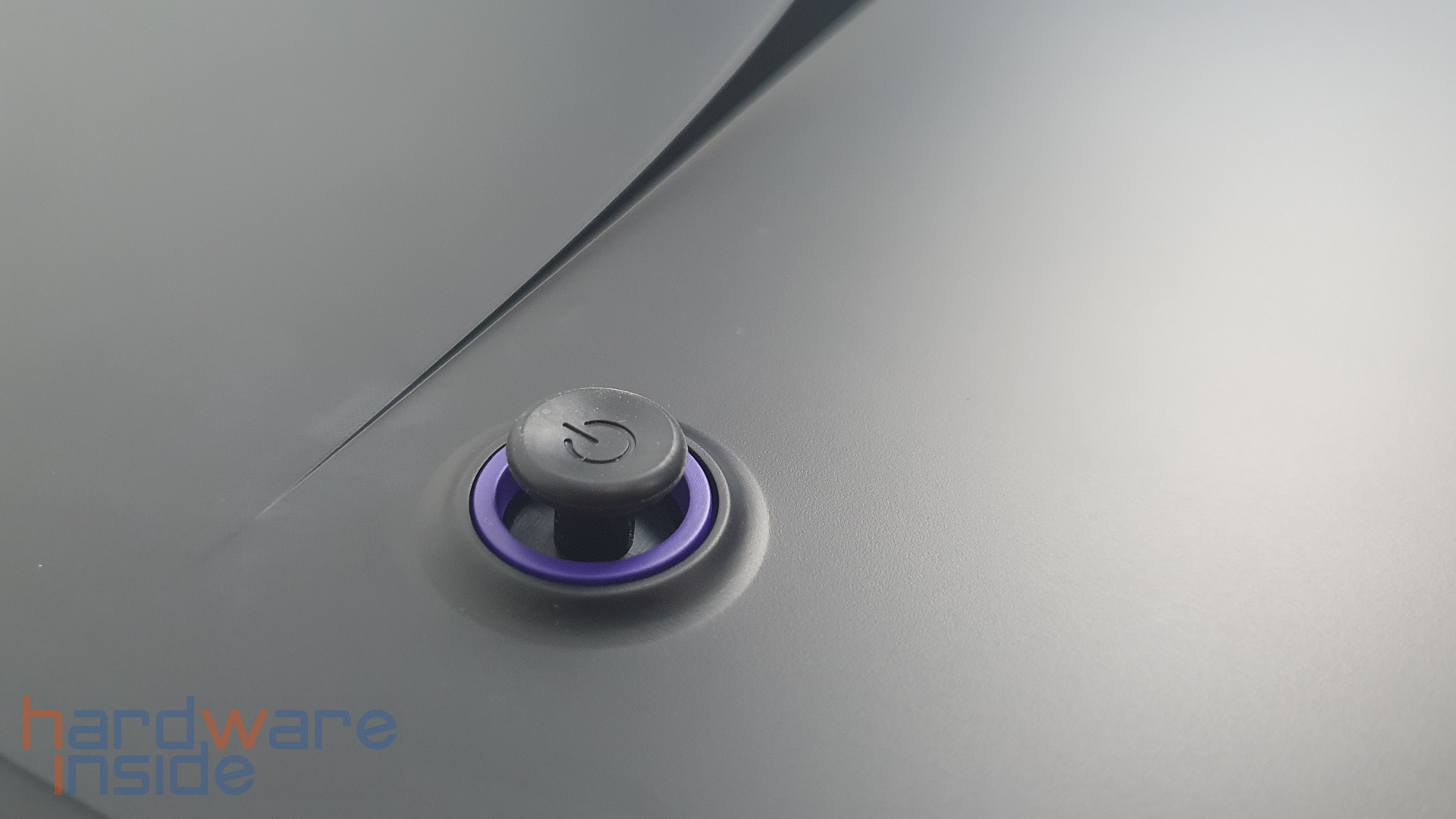 nzxt-canvas-27q-back-joystick.jpg
