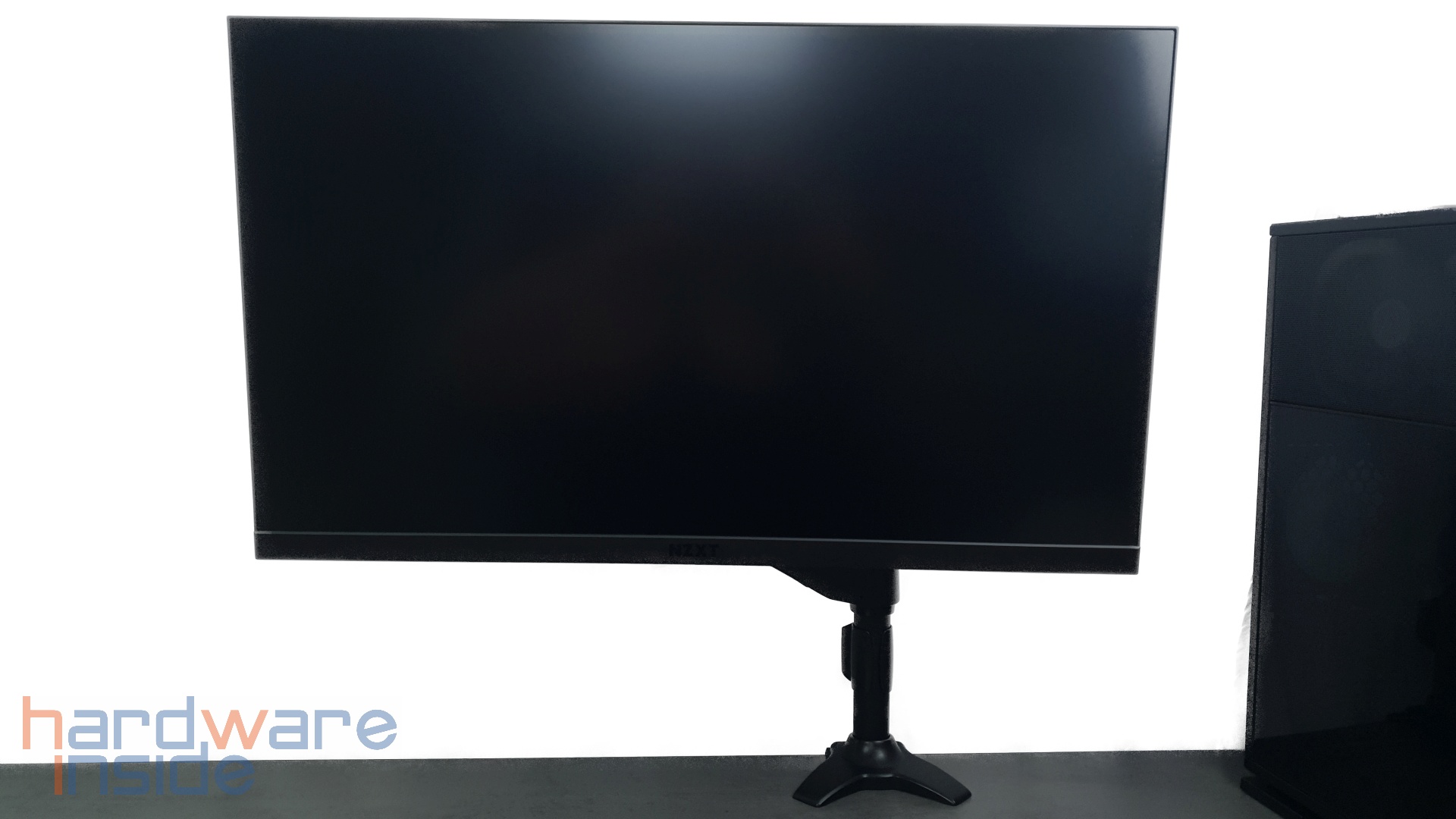nzxt-canvas-27q-schwenkarm-aufbau7.jpg