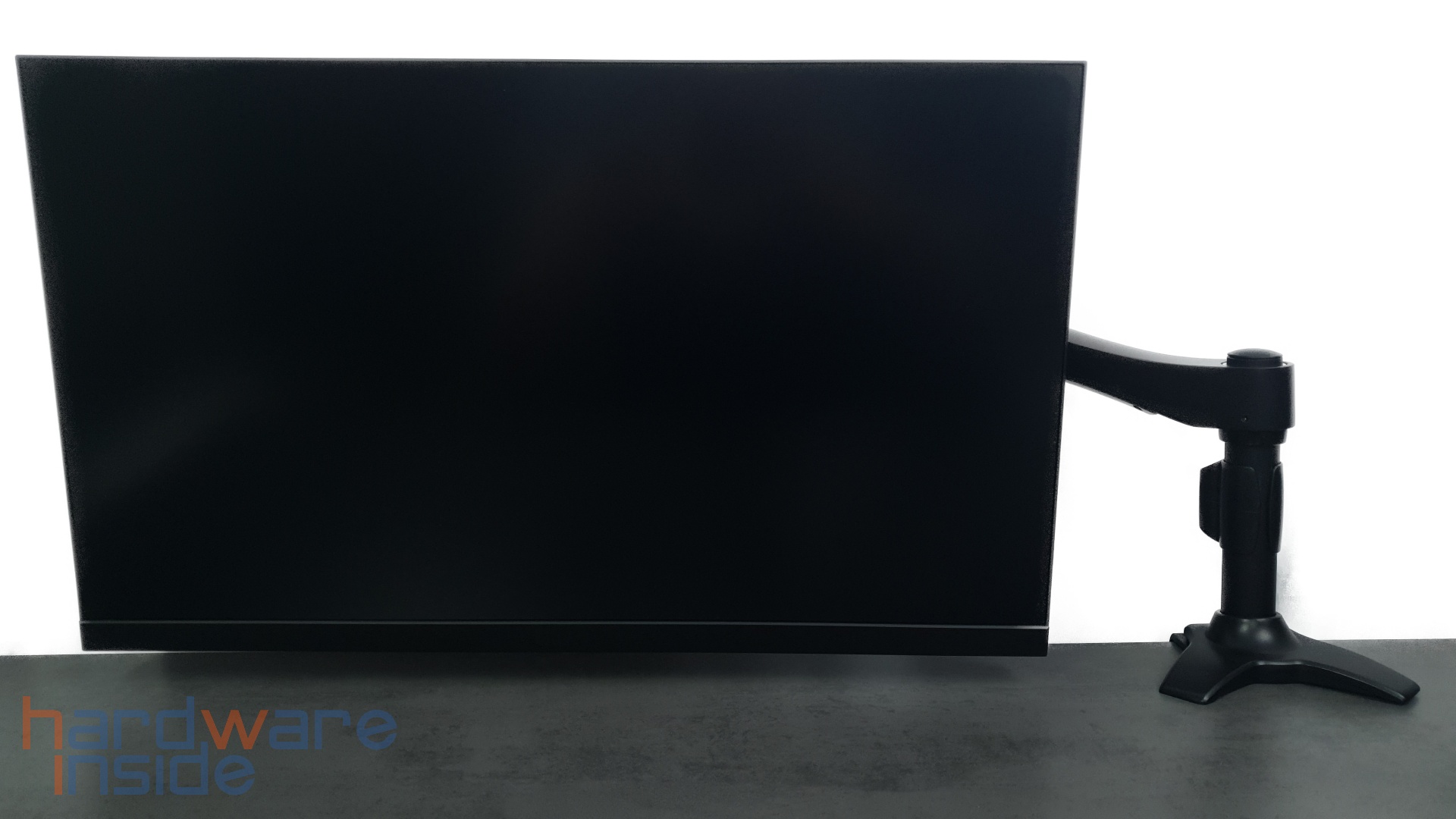 nzxt-canvas-27q-schwenkarm-aufbau8.jpg