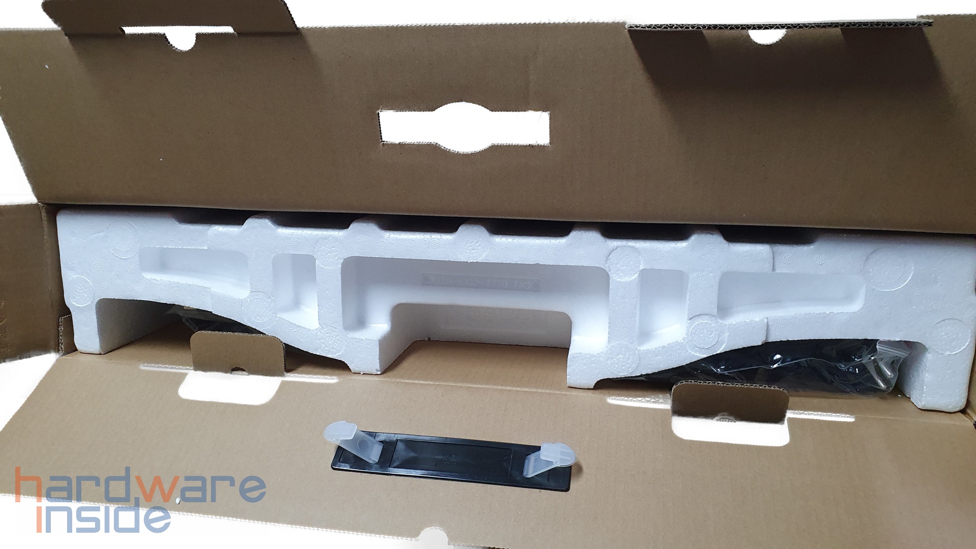 nzxt_canvas_fhd_27f_verpackung_innen.jpg