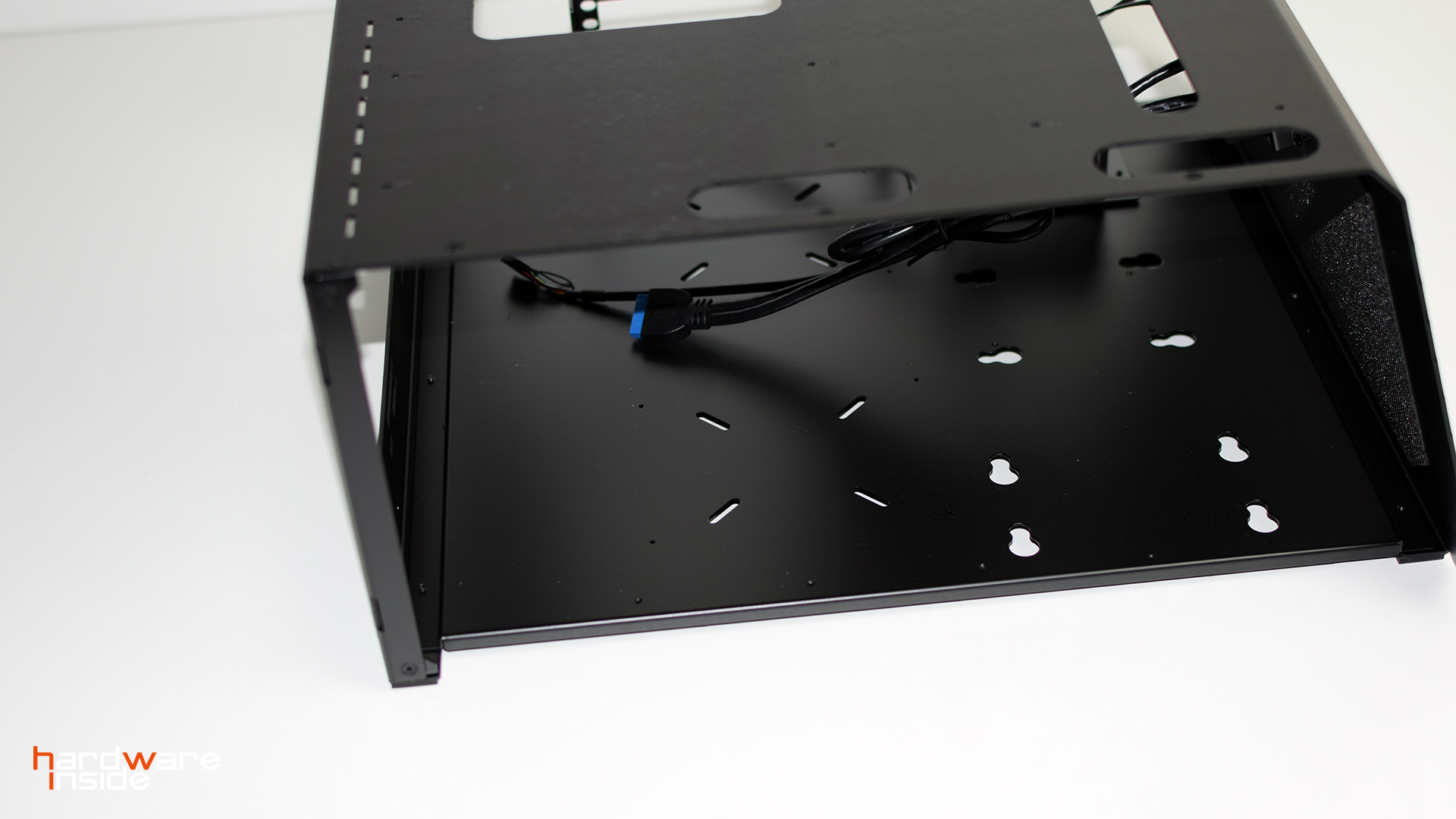 PC-T70X ATX Test Bench 010