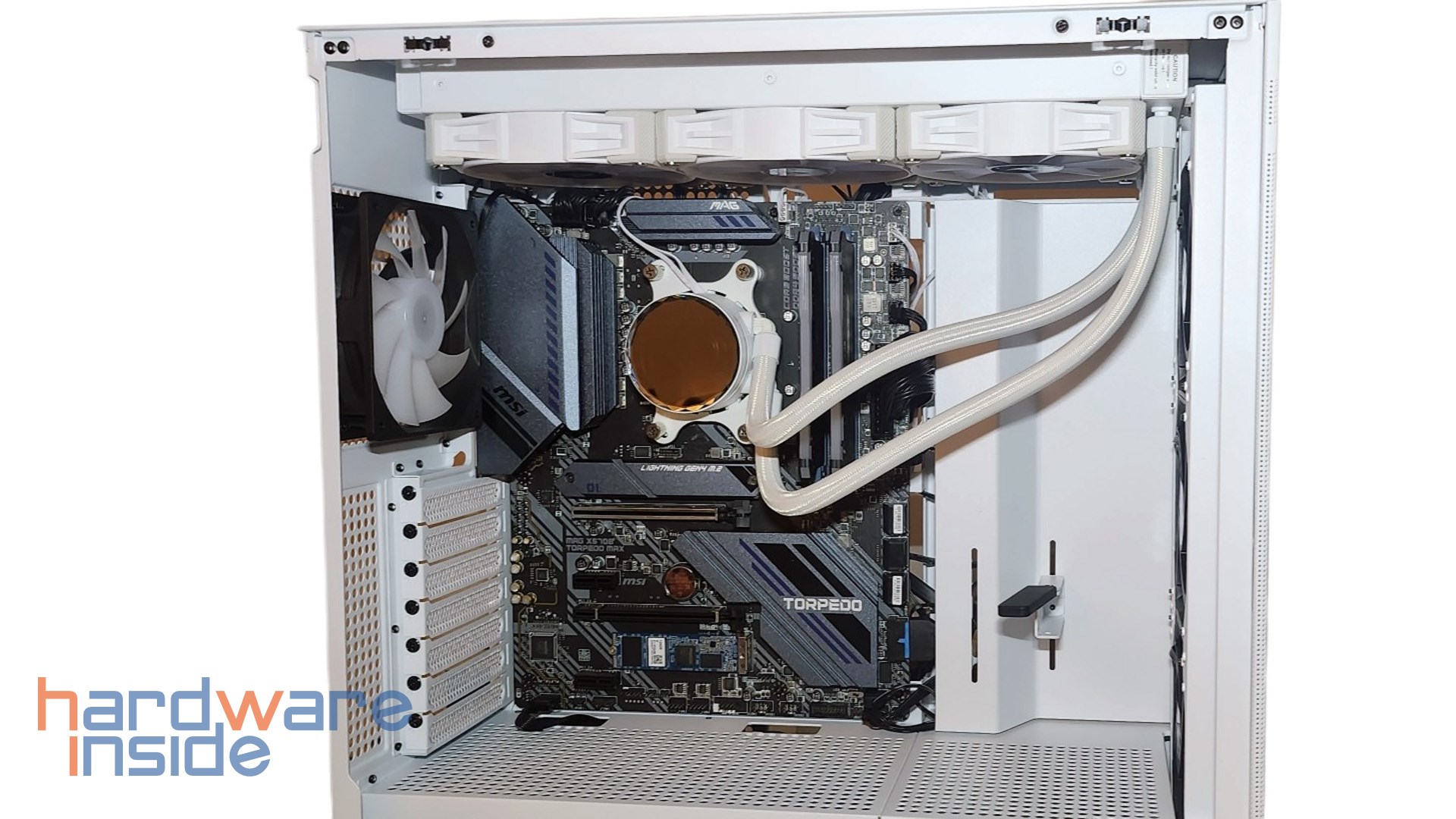 sharkoon-rbel-c50-rgb-mainboard-aio-montiert.jpg