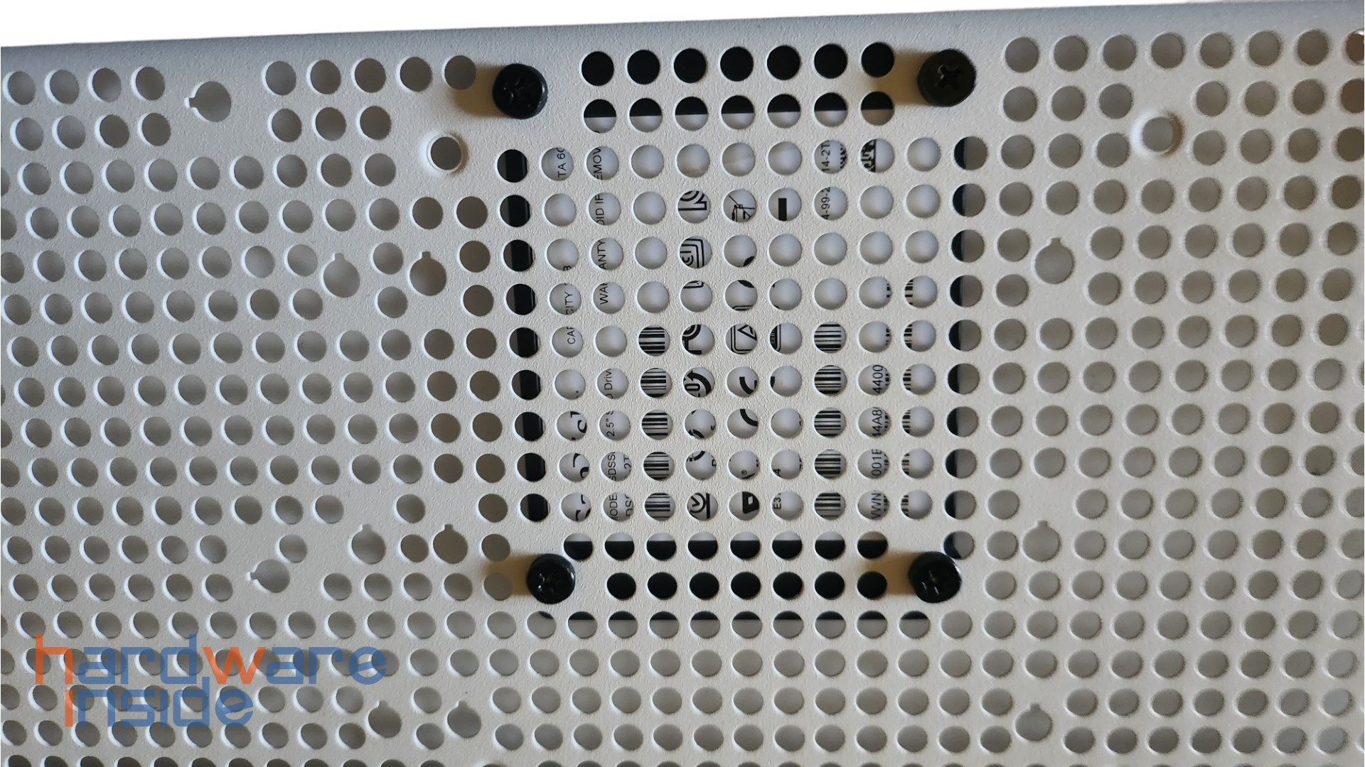 sharkoon-rebel-c50-rgb-ssd-montage (3).jpg