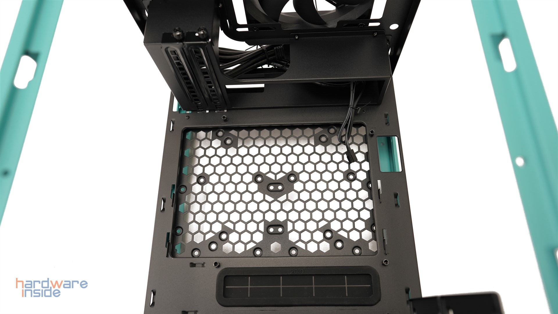 thermaltake-the-tower-100-turquoise-mini-mainboard.JPG