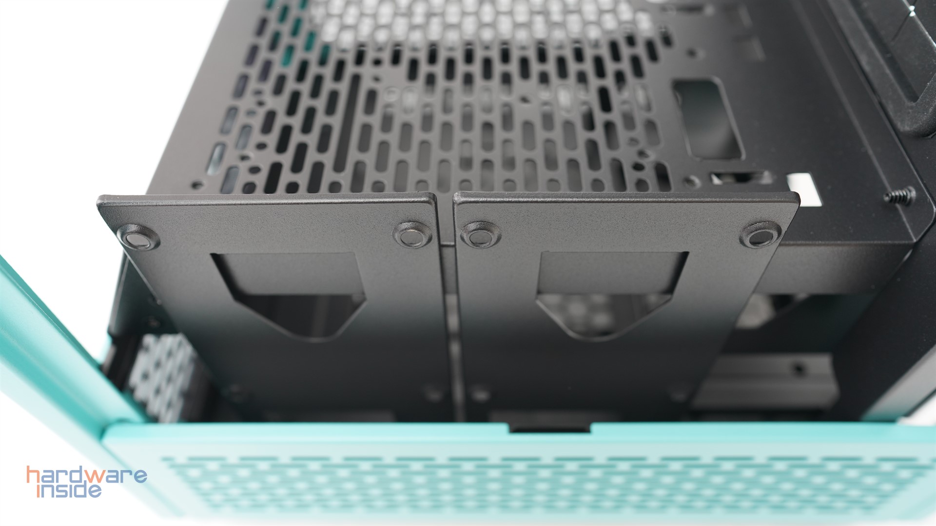 thermaltake-the-tower-100-turquoise-mini-massenspeicher-1.JPG