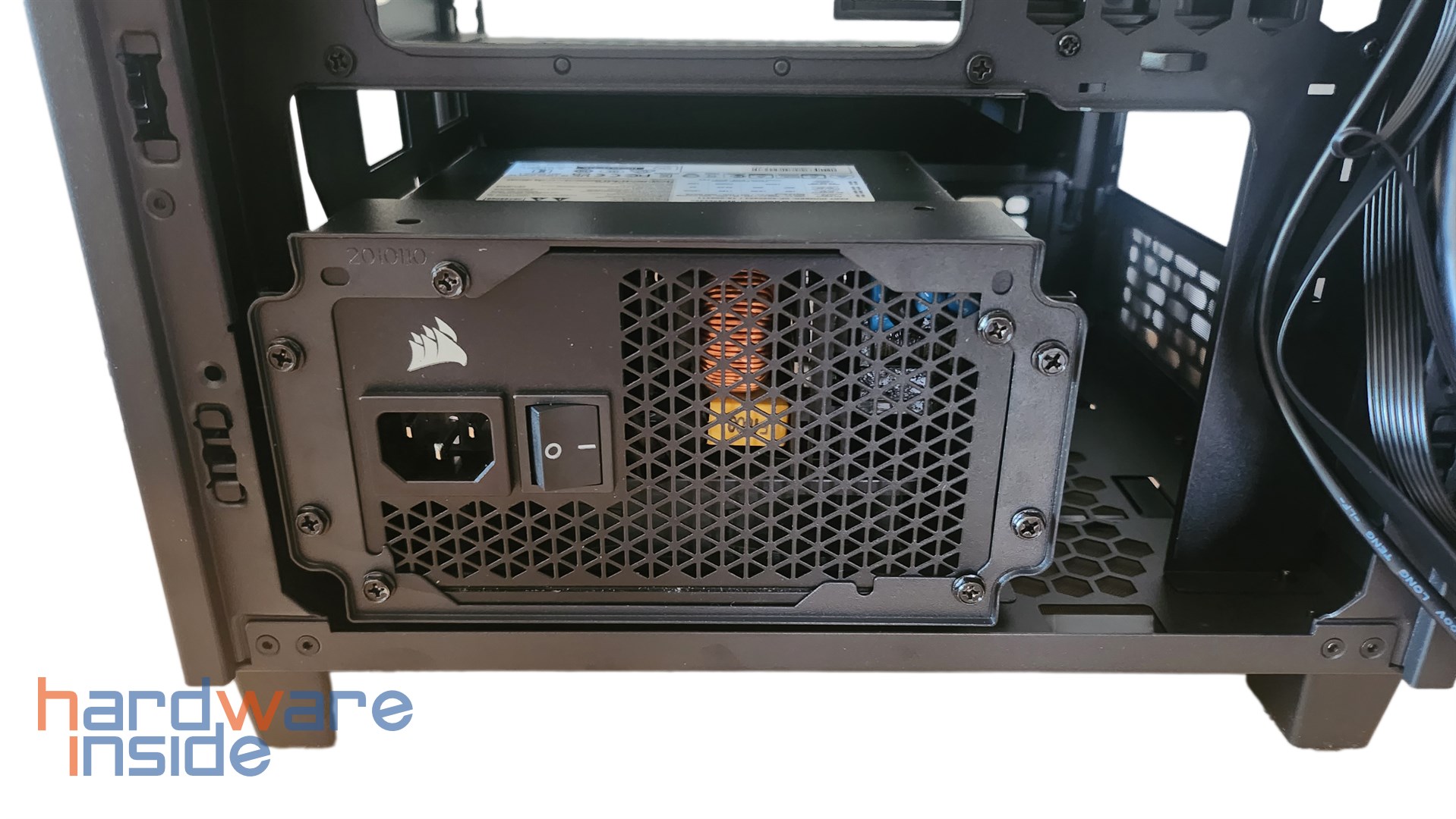 thermaltake-tower-200-netzteil-eingebaut.jpg