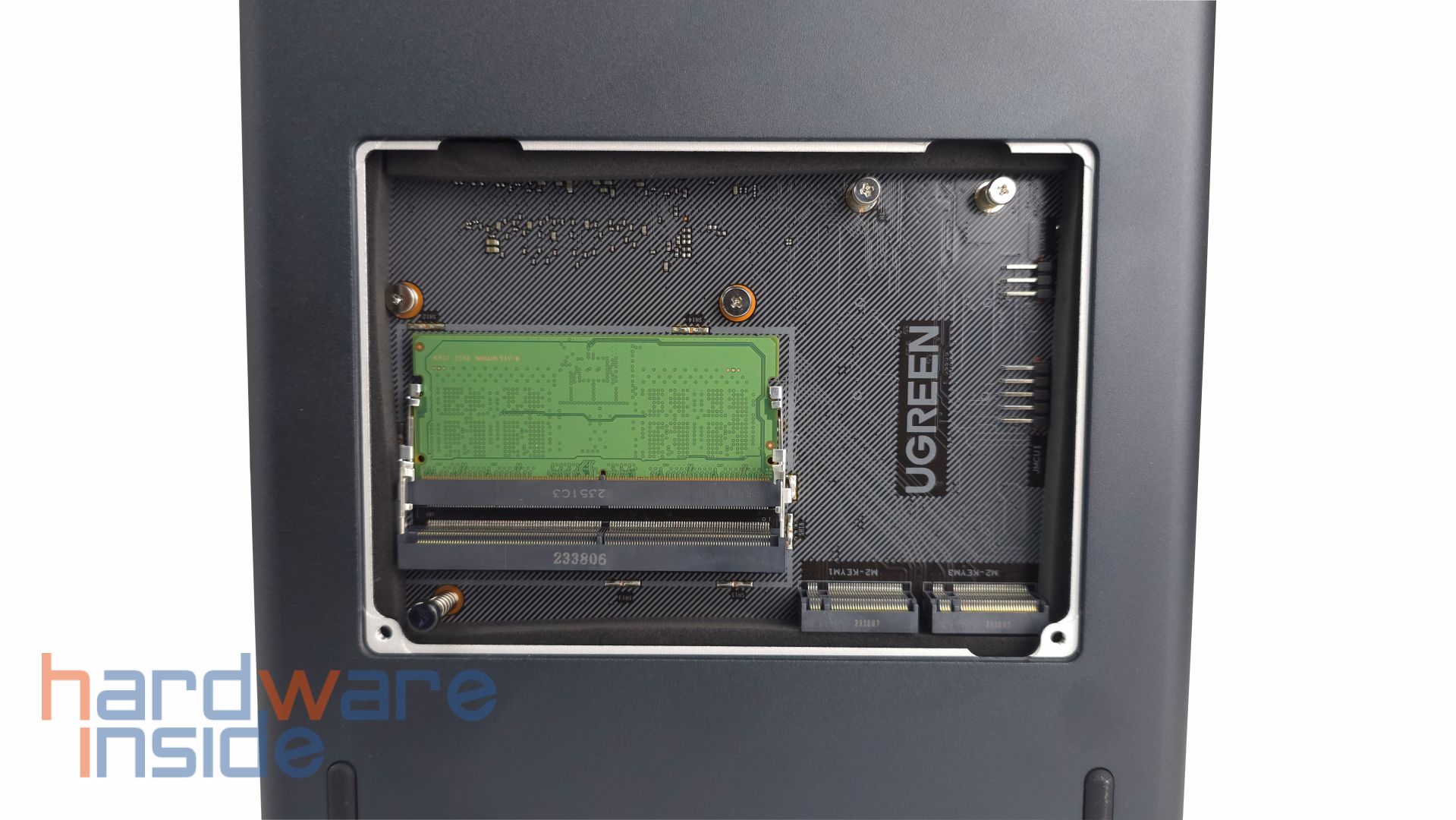 ugreen-nasync-dxp4800-plus-bottom-innen.jpg