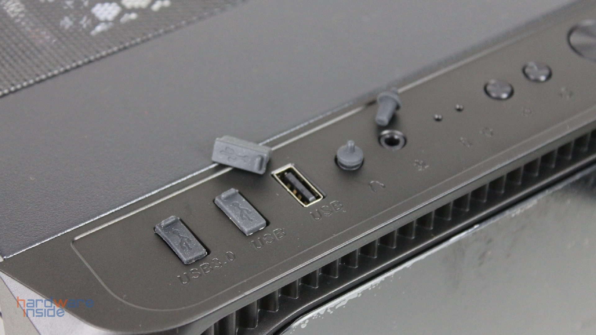 Z7Neo_Frontpanel_mit_Gummistopfen.jpg